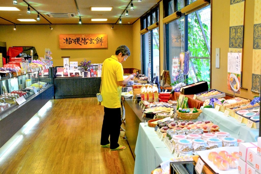 大月站附設的土產門市，販售許多在地特色物產