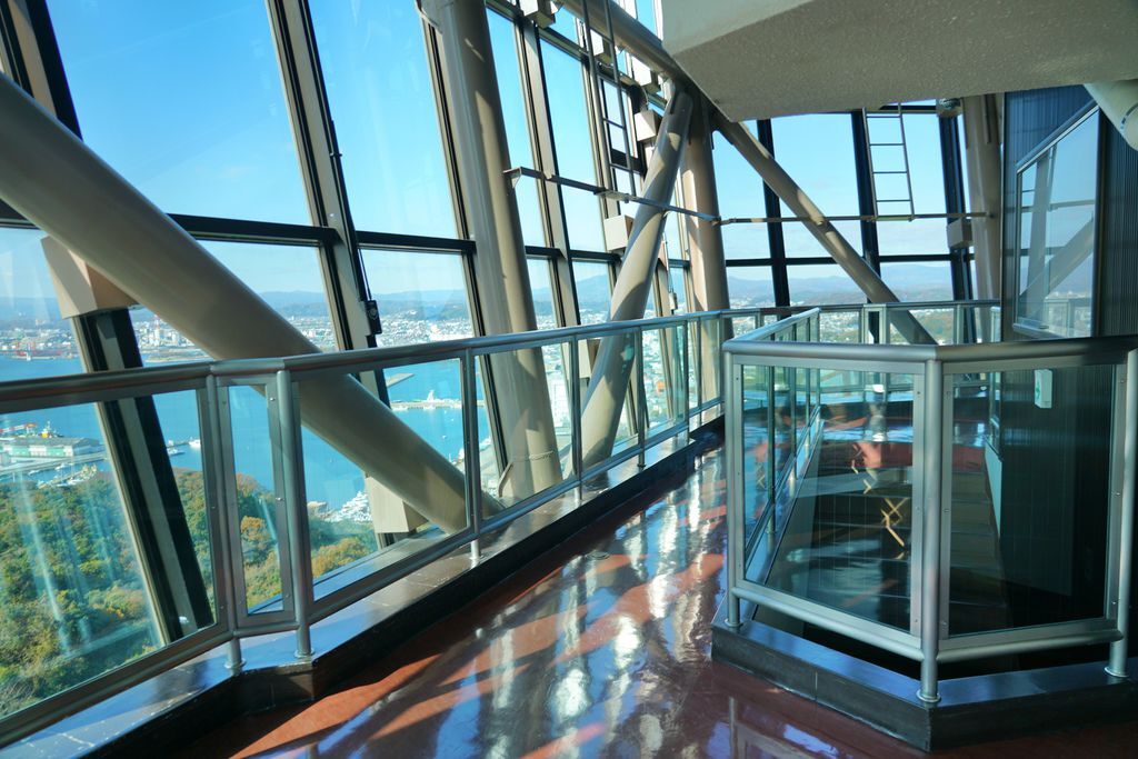 觀景台分為兩個樓層，可由室內、室外眺望風光