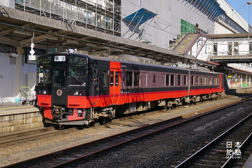 以紅、黑色為主色系的車廂，洋溢歐式風情