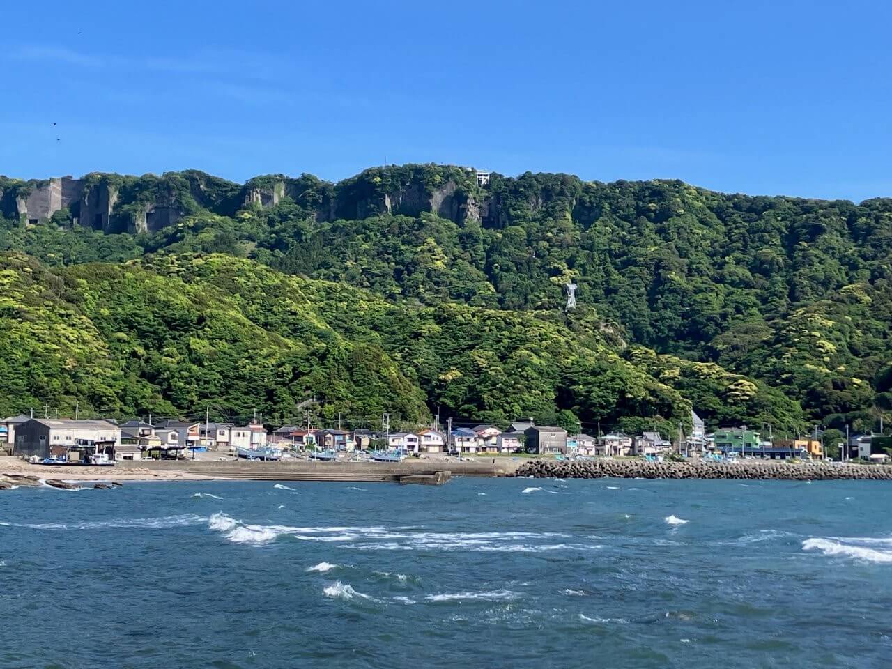 從金谷町望過去的鋸山（提供：WeGuide NOKOGIRIYAMA）