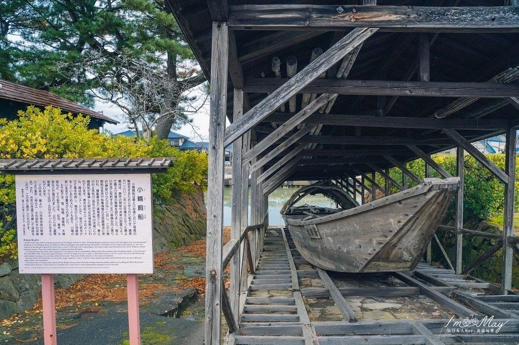 橫跨最上川兩側的小橋旁還停留著運米的小鵜飼船