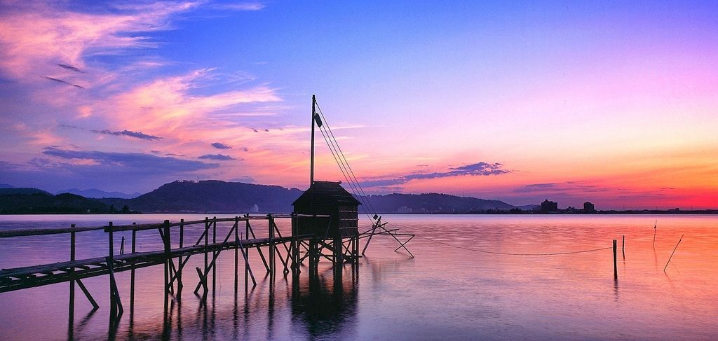 東郷湖的向晚，可看到仍保有傳統四手網漁法與夕陽勾勒的絶景風光（鳥取縣提供）