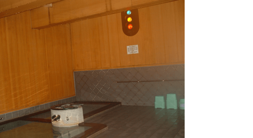 安心湯田站溫泉設施內展示的紅綠燈時間顯示系統。(Image credit: 西和賀町商工観光課)