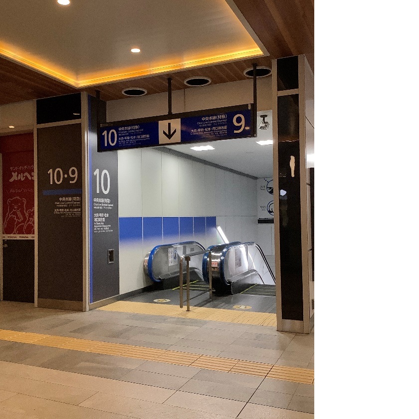 這裡是新宿站的新南改札口附近，手扶梯下去就是9・10號月台