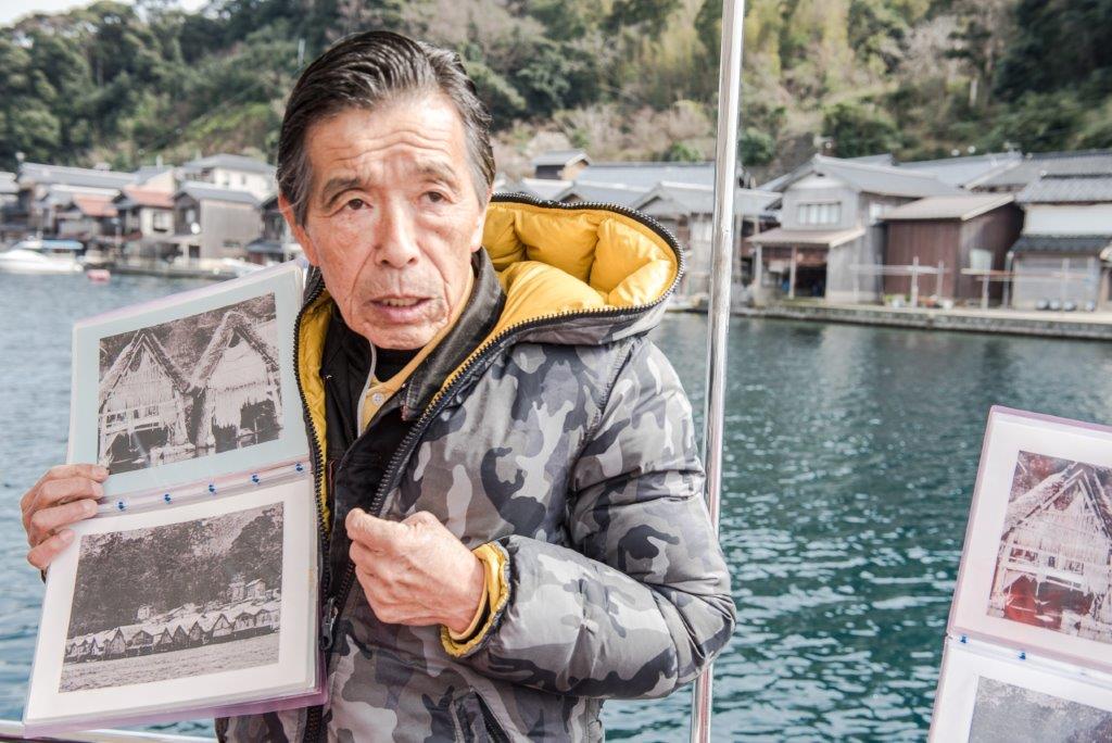 載著我們的海上計程車大哥，一路為我們介紹伊根町舟屋的歷史（用日文、黑白照片介紹），還幽默地說他是日本傑尼斯事務所的人、日本的湯姆克魯斯，實在太可愛了！