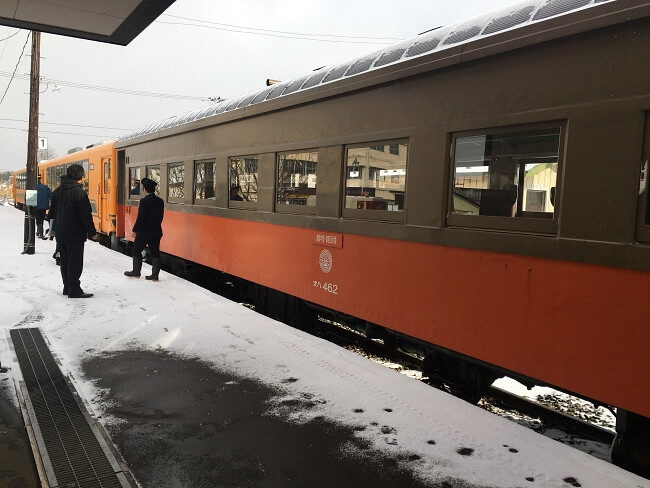 我搭乘的電車在金城站等候發車，請特別注意火爐列車車廂的設計。(Image credit: Kevin Koh)