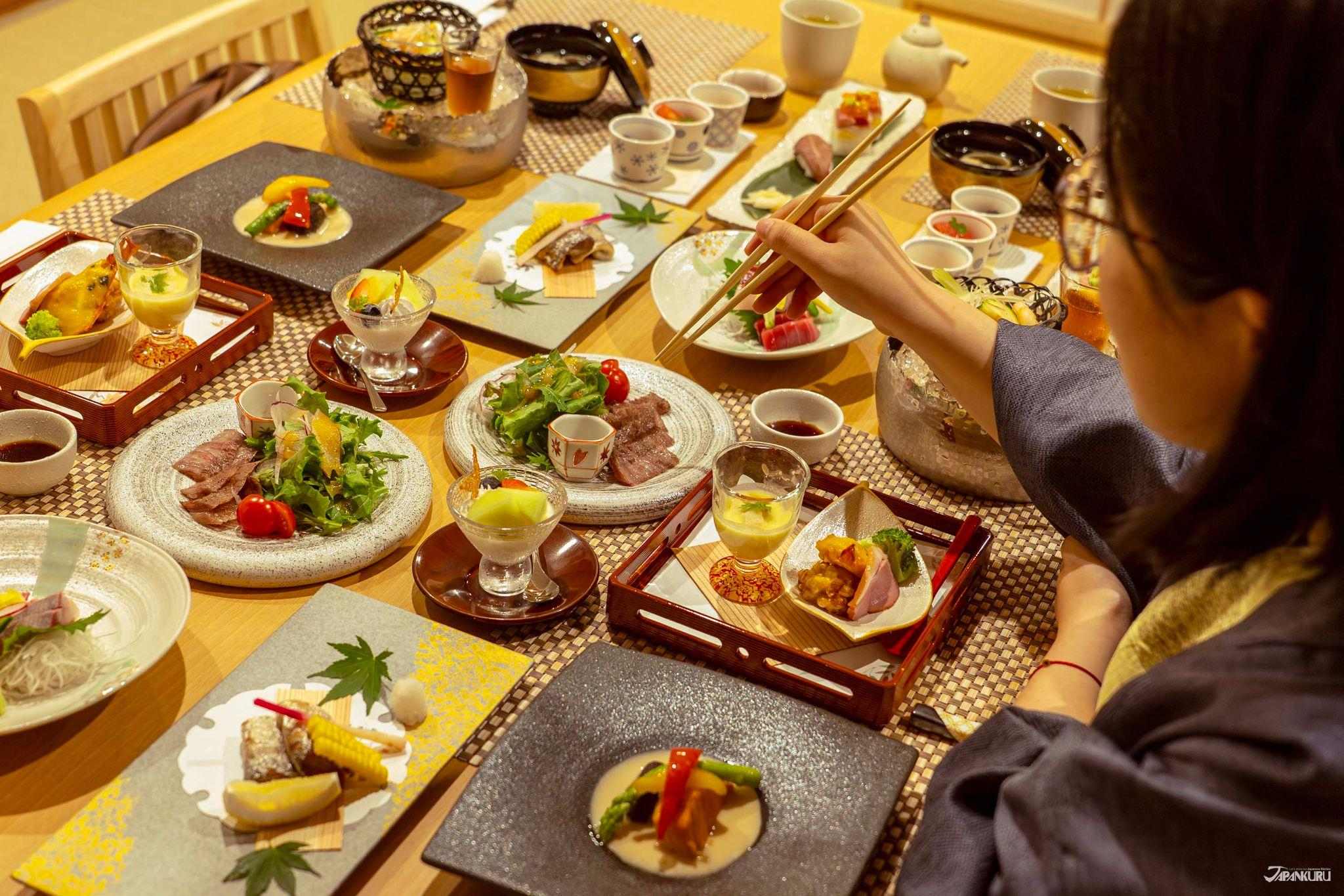 豐盛的溫泉旅館晚餐，也是日本溫泉之旅中值得期待的一環。