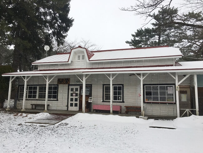 舊蘆之園站房，紅色的屋頂被白雪覆蓋。(Image credit: Kevin Koh)