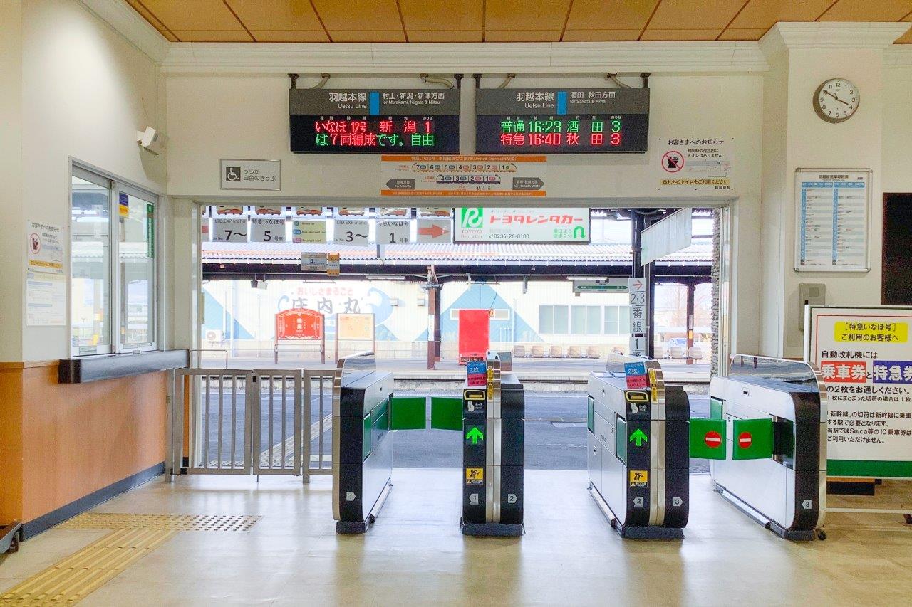 鶴岡車站內月台為2面3線