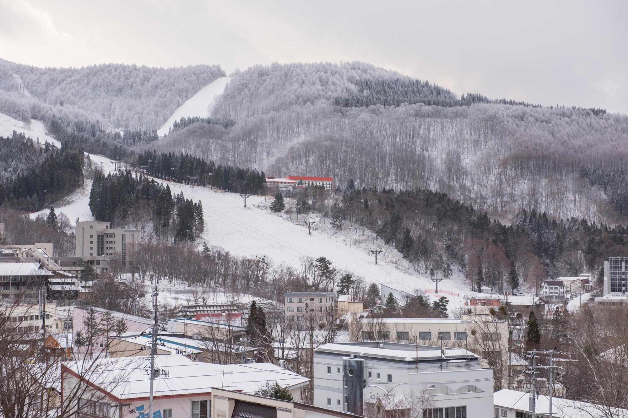 藏王溫泉街與藏王滑雪場。（圖片來源：PIXTA）
