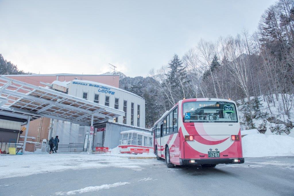巴士終點站即是搭乘駒根纜車的地方，一月底的天氣已是-4度的低溫，但上去千疊敷冰斗則可到達-15度～-20度間，要多注意保暖。