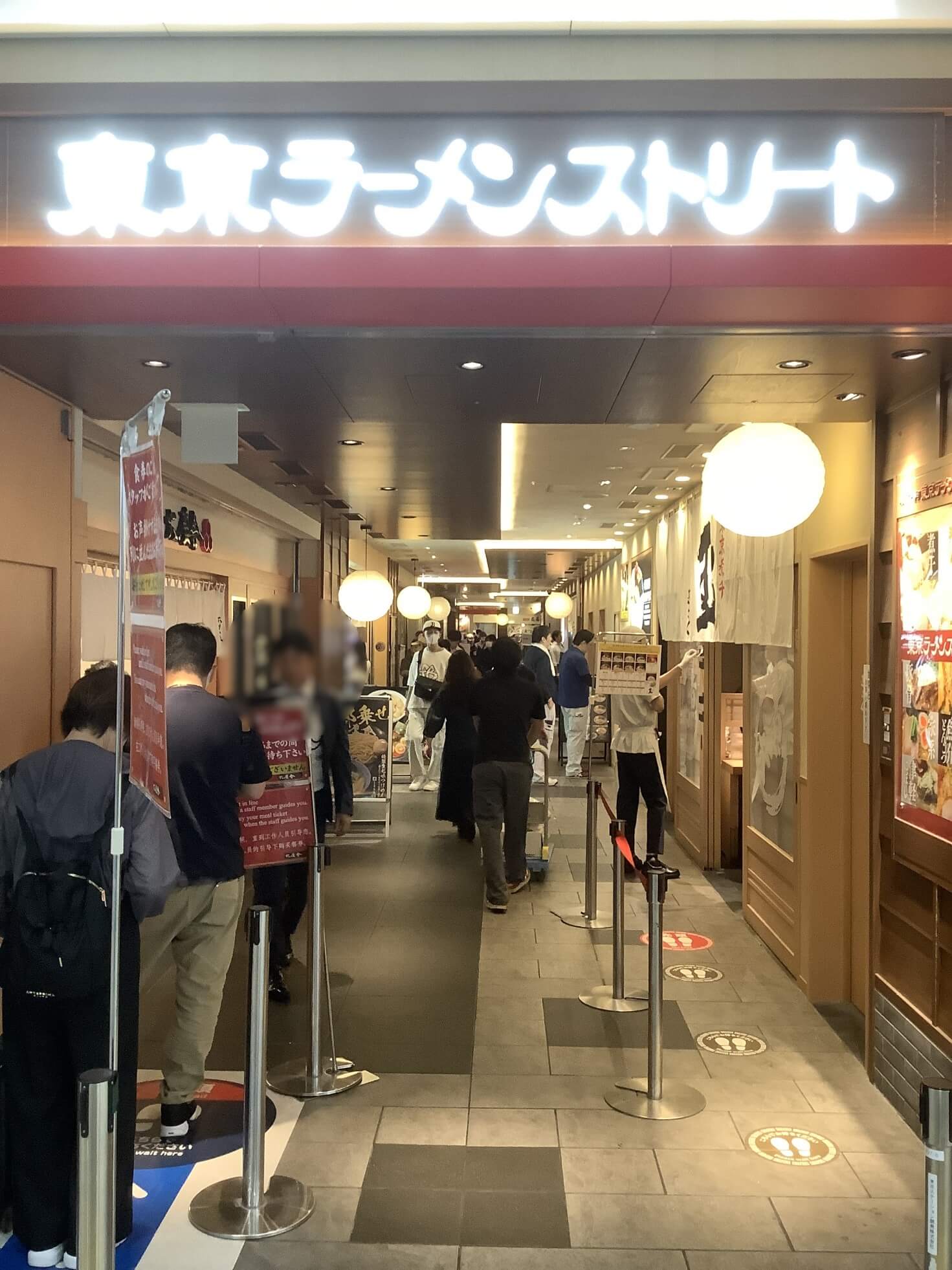 午餐時段每家店前面都是排隊人龍