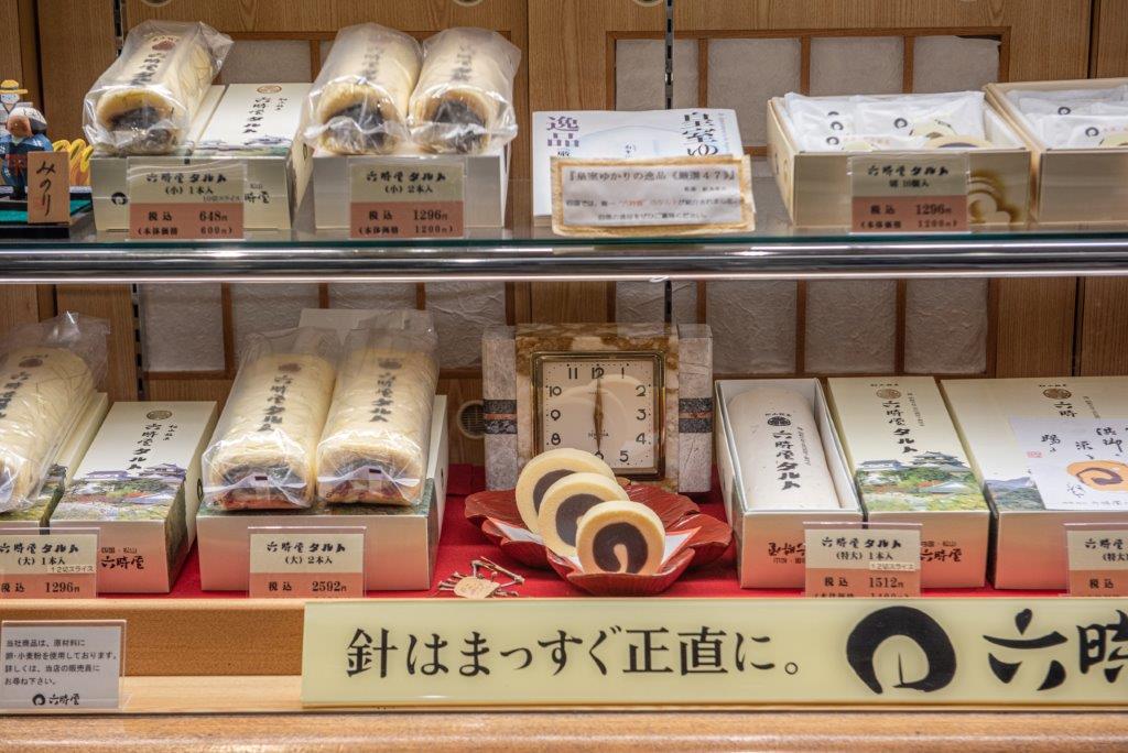 愛媛縣的特產中，有不少是甜食類的伴手禮，像是被稱作一六蛋糕卷的「一六塔」（一六タルト），是柚子提味的紅豆沙餡。