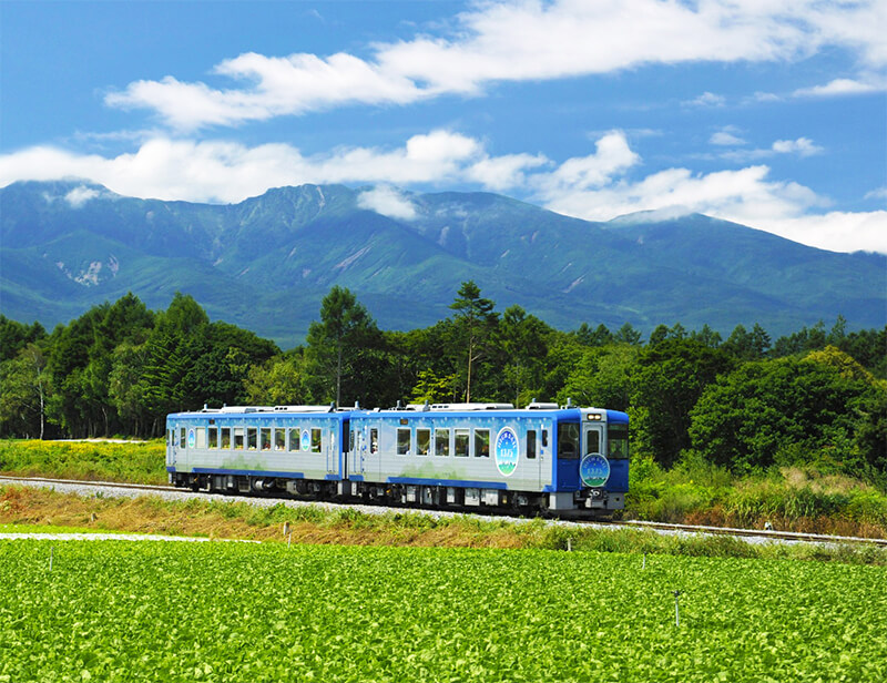 The HIGH RAIL 1375 with the Yatsugatake Mountain Range in the background. (Image credit: JR East)
