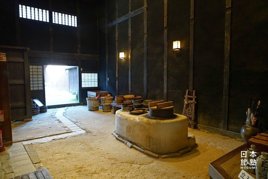 江戶時代所留的灶房，現在仍可使用。當地小學舉辦活動時，據說會開放做生火體驗