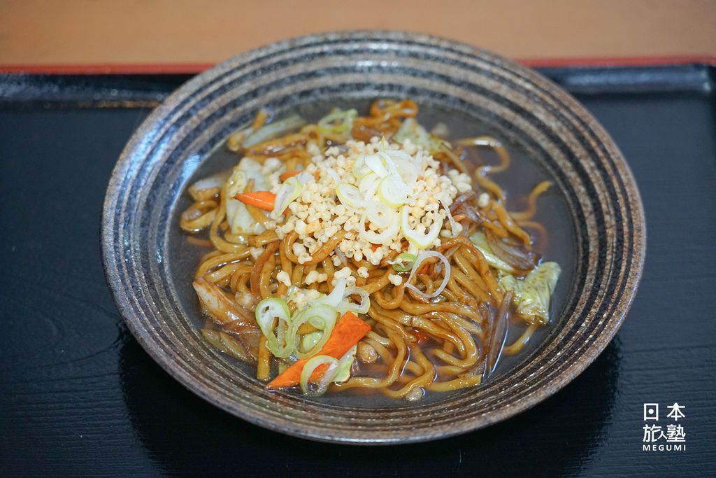 當地人特別推薦的炒麵，是「黒石（湯）炒麵」（黒石つゆ焼きそば），與一般乾炒吃法不同