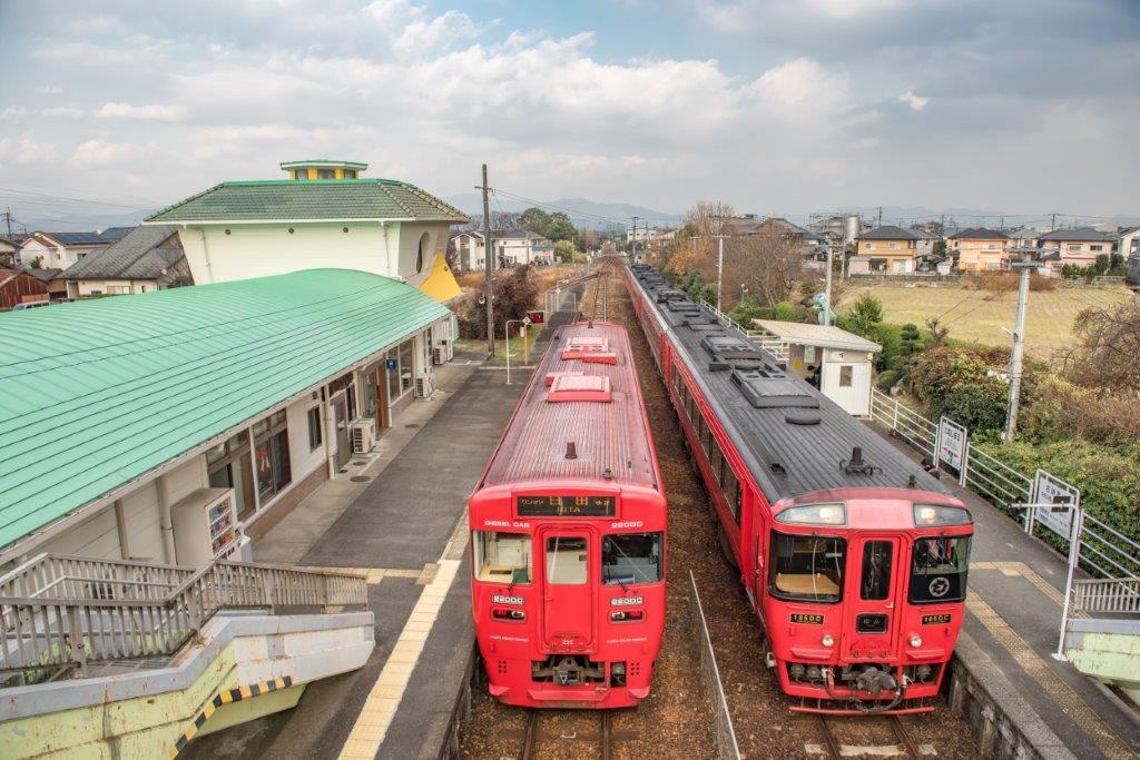 沒一會遇上特級列車行駛到田主丸車站，幸運地拍到兩車並行且與可愛河童車站的畫面。 這裡實在太可愛了，令人拍個不停。