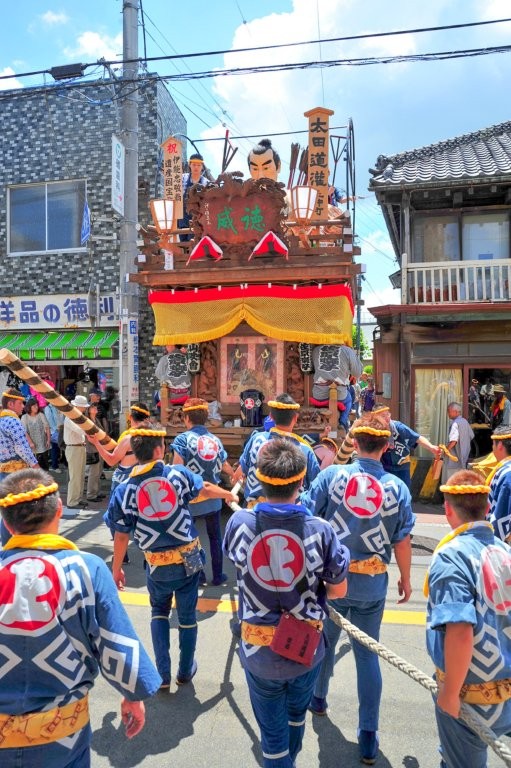 山車行駛於狹窄的街巷中 （圖片提供：（公社）千葉線觀光物產協會）