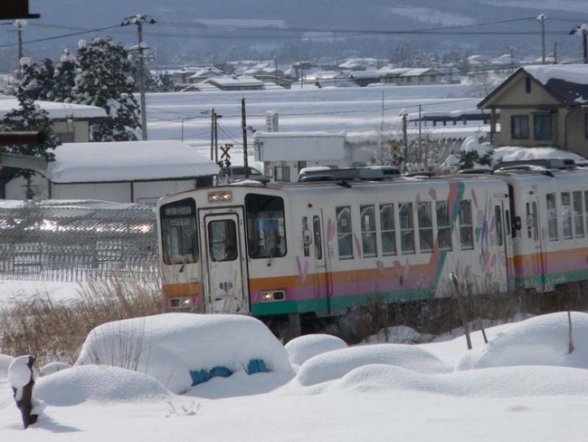 米坂線在今泉站連接的花長井線。(Image credit: kumazo / CC BY-SA 2.0)
