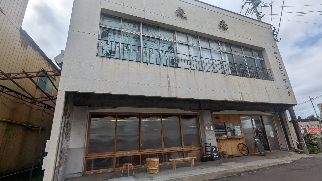 這裡原本是一家老酒舖「丸彦商店」，後來被重新改裝成現在的模樣，一樓是咖啡廳，二樓是共享辦公室&工作空間。