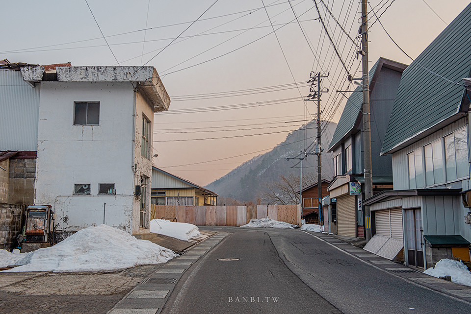 一路沿道路前行，同樣再轉彎處左轉。