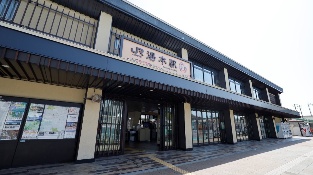 站名看板有夏威夷草裙舞（hula）的元素