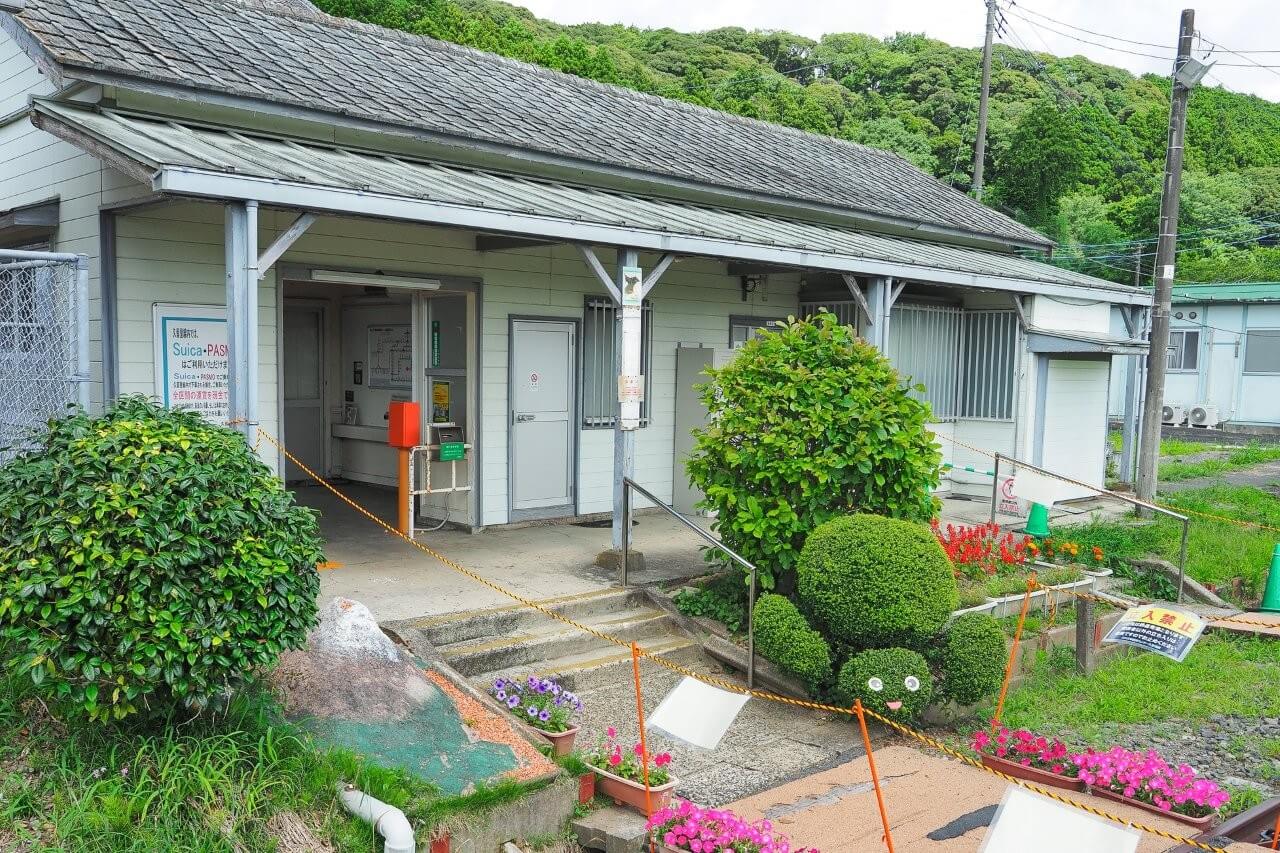 上總龜山站，是隸屬於東日本旅客鐵道（JR東日本）的久留里線車站