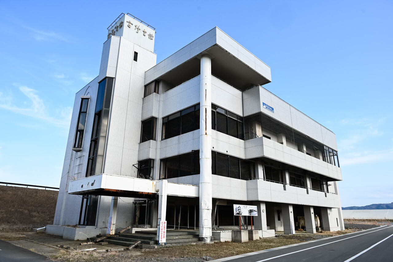 樓高五層的高野會館位於國道45號線旁，因建築較高和結構完整嚴謹而未有被沖毁，現時成為唯一官方認證民間擁有的震災遺構。