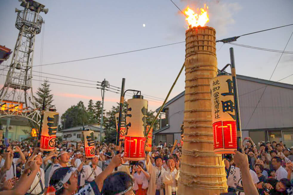 明神神輿、御山神輿於神社儀式完成後，進行神輿渡御 （照片提供：山梨觀光推進機構）