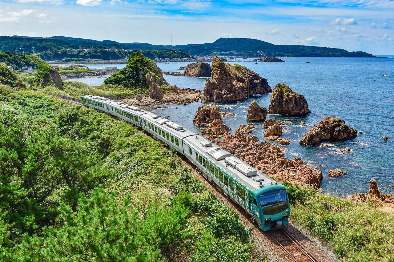 觀光列車「Resort白神號」穿梭於山海之間