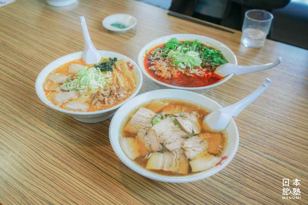 叉燒肉豪邁地放滿碗面，滿滿的肉片，幾乎讓人看不到麵條