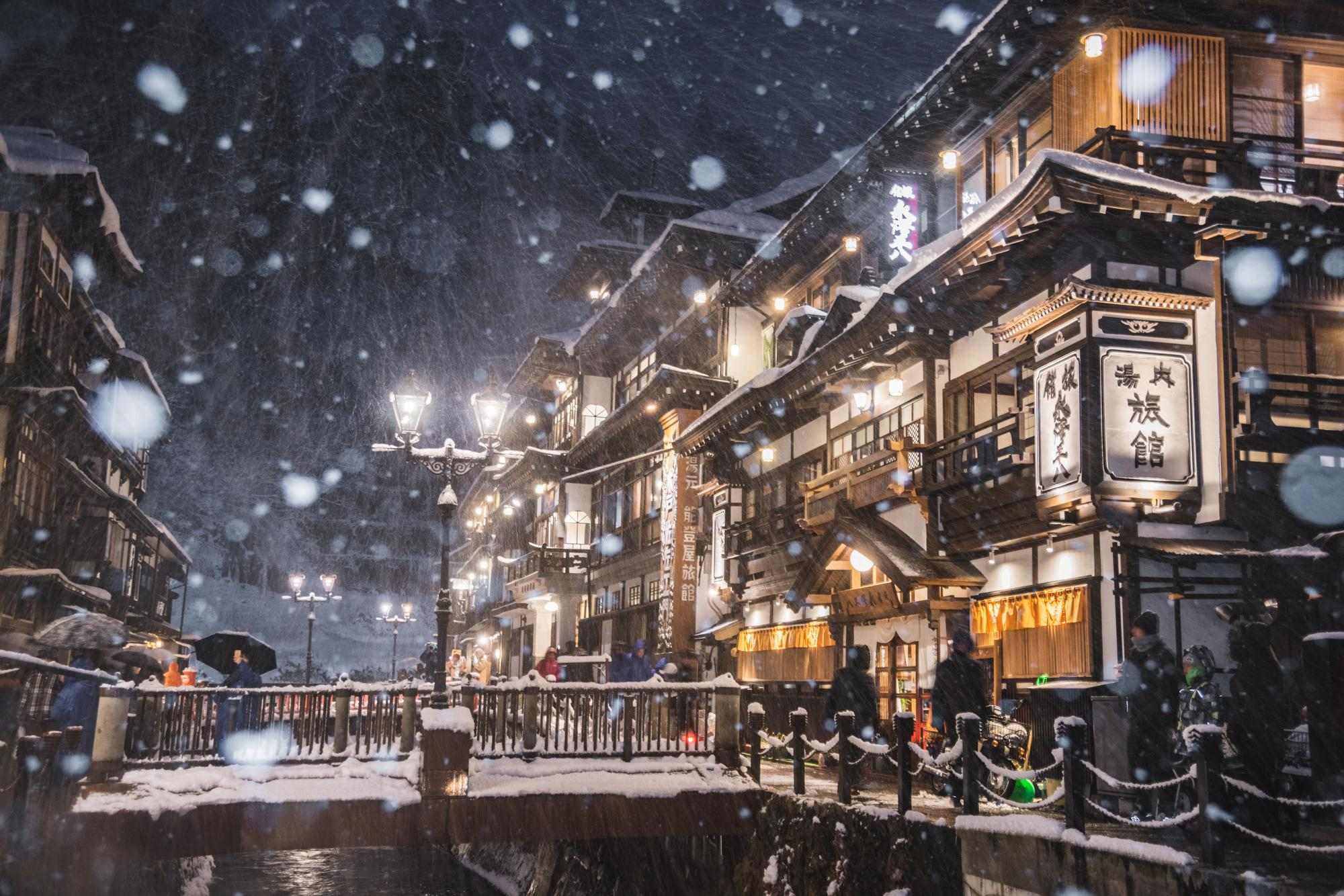 冬雪紛飛的銀山溫泉。（圖片來源：PIXTA）