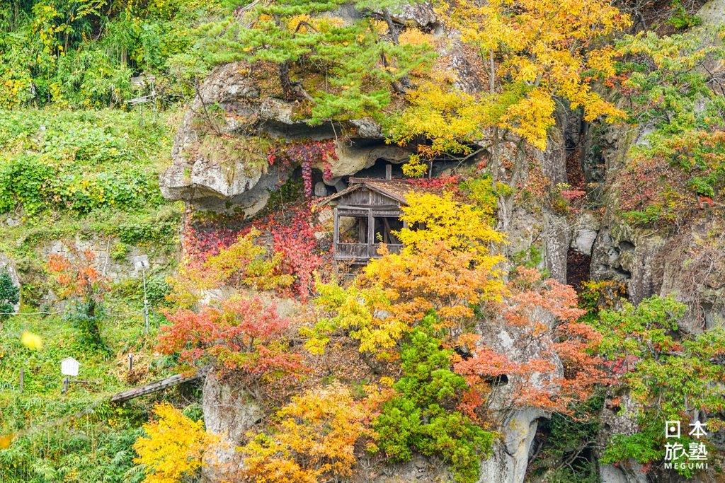 在山頂可眺望到過去修行的建築，懸立於山壁上