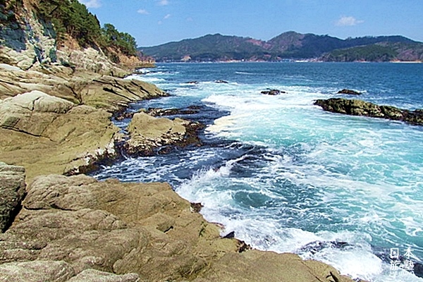 天然侵蝕的海岸線，是里亞斯海岸形式（海岸線方向與地質構造線呈現垂直交會）