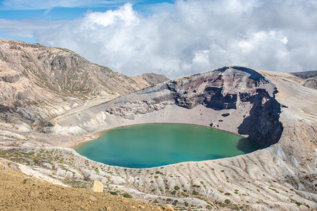 火山口形成的百年湖泊，藏王御釜直徑約400m。當我們望向那神秘的火口湖時，內心非常感動，藍綠色的湖泊，恰如寶石淚般遺落在藏王五色岳。