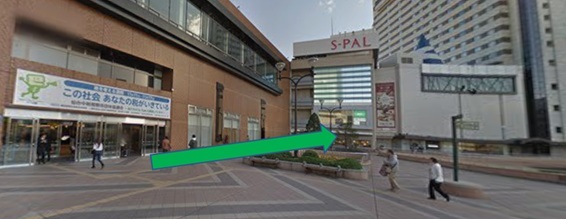① 從仙台站西口出站後，背對仙台站往左側前進。