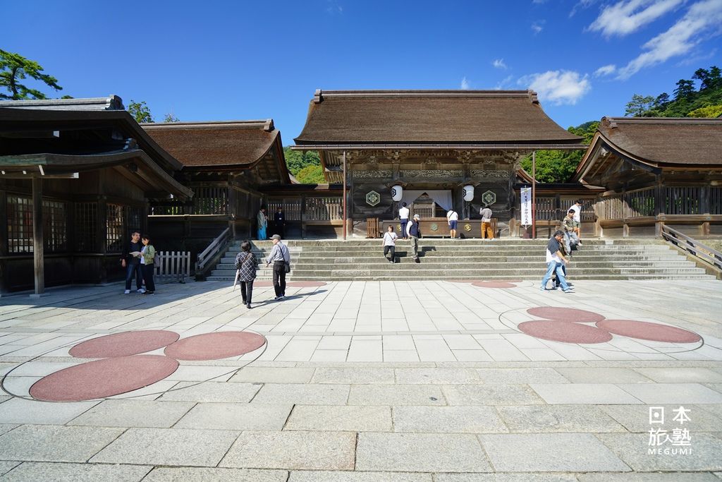 在出雲大社境內，地面上的圓形，是標記經考古後的心御柱、宇豆柱圓周，相當巨大