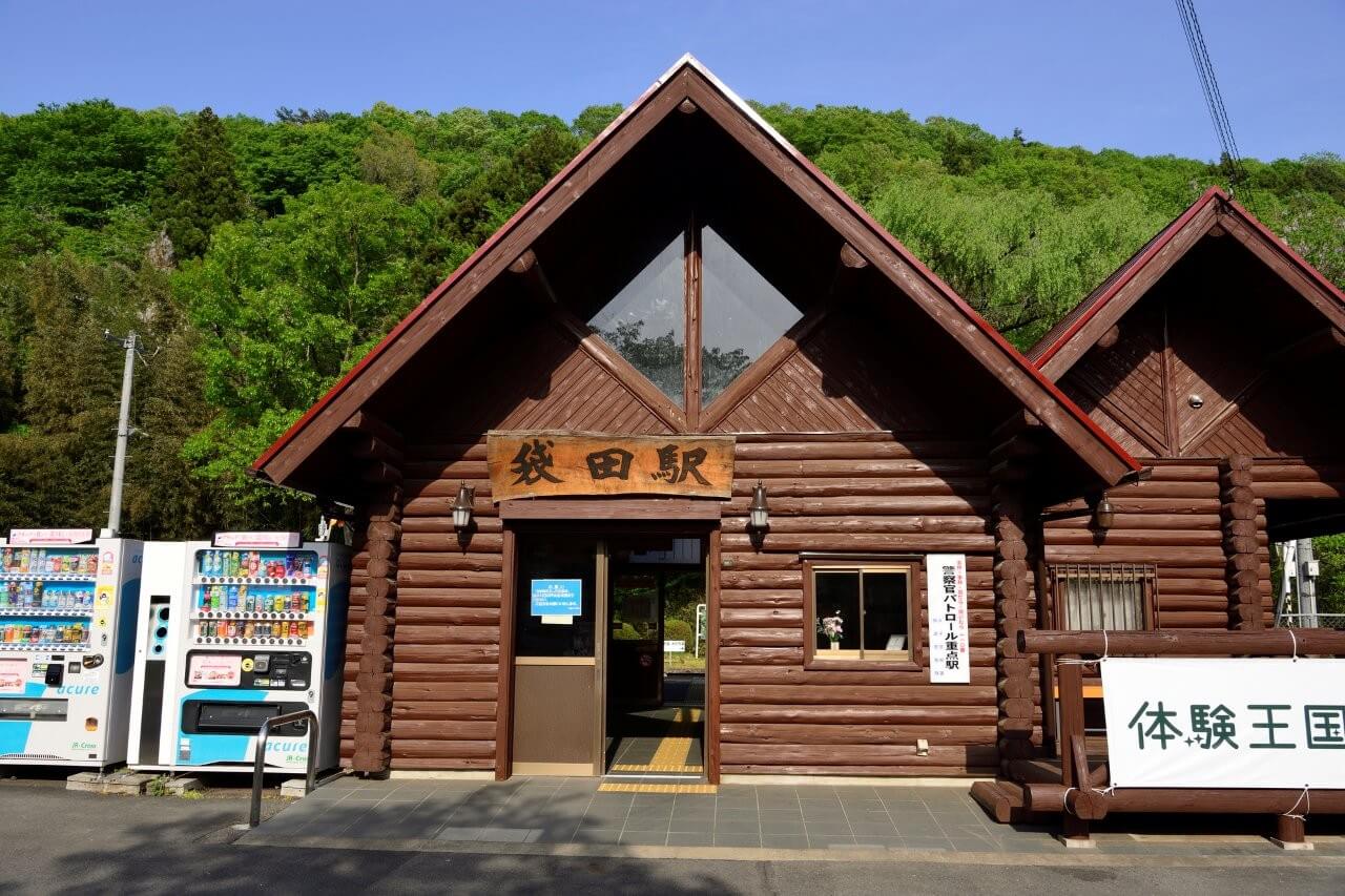 屋頂的三角造型，一般多是為了預防積雪與方便排水