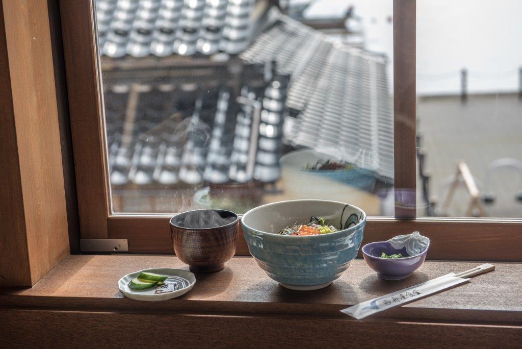 海鮮丼 1,500円 在窗前看著海邊的小房子，伙食似乎吃的很好的白胖海鷗停靠在海港旁，舒服的曬著偶然從雲縫間透出的陽光。