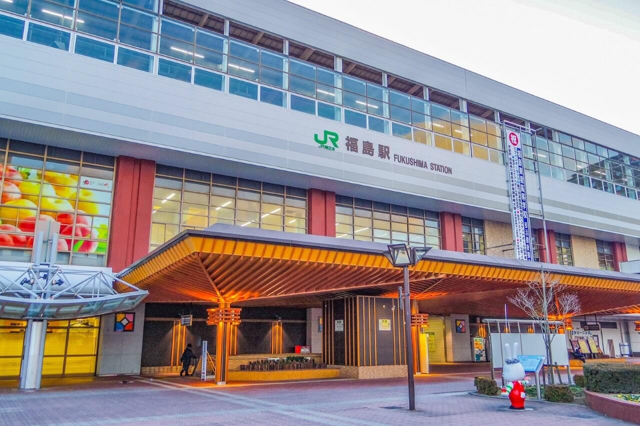 福島站由三家鐵路交通公司共同使用