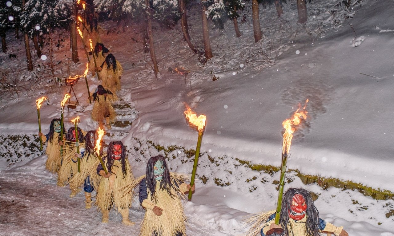 舉著火把由雪山出現的生剝鬼，氣勢十足