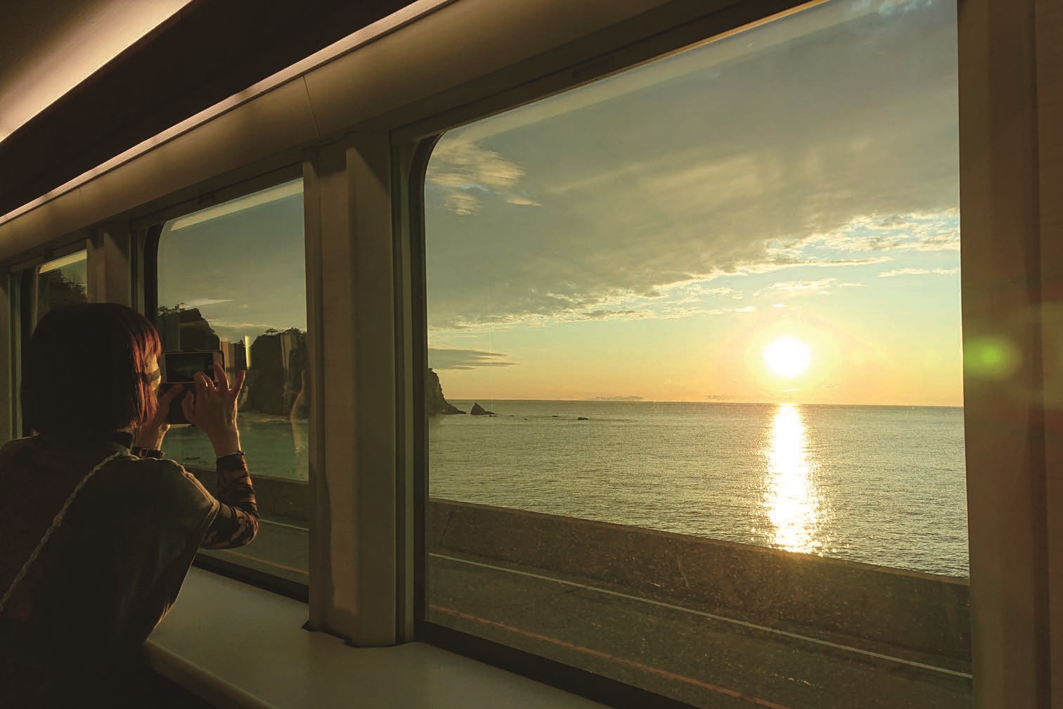 ▲３號車廂的車窗很大，也是欣賞夕陽的好地方（圖片來源：JR東日本）
