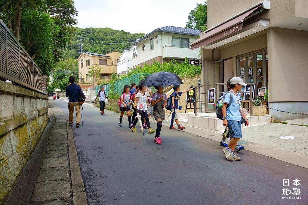 因為附近就有小學，所以也可看到不少放學的學生，是一個人也能放心散歩的巷弄