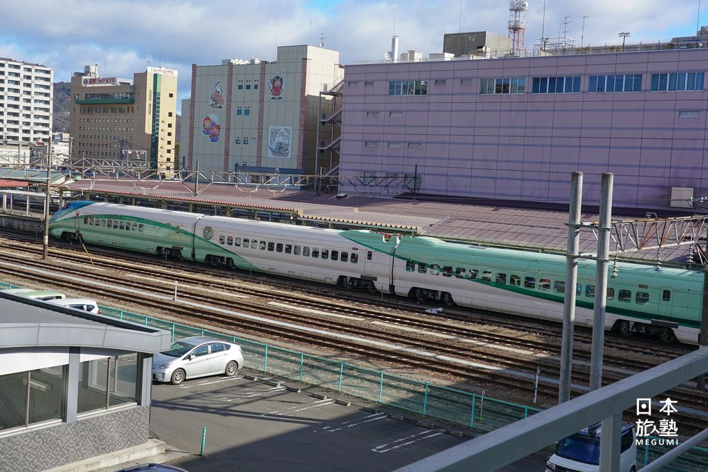 由天橋眺望列車，可清楚見到以白、綠、藍勾勒的車身