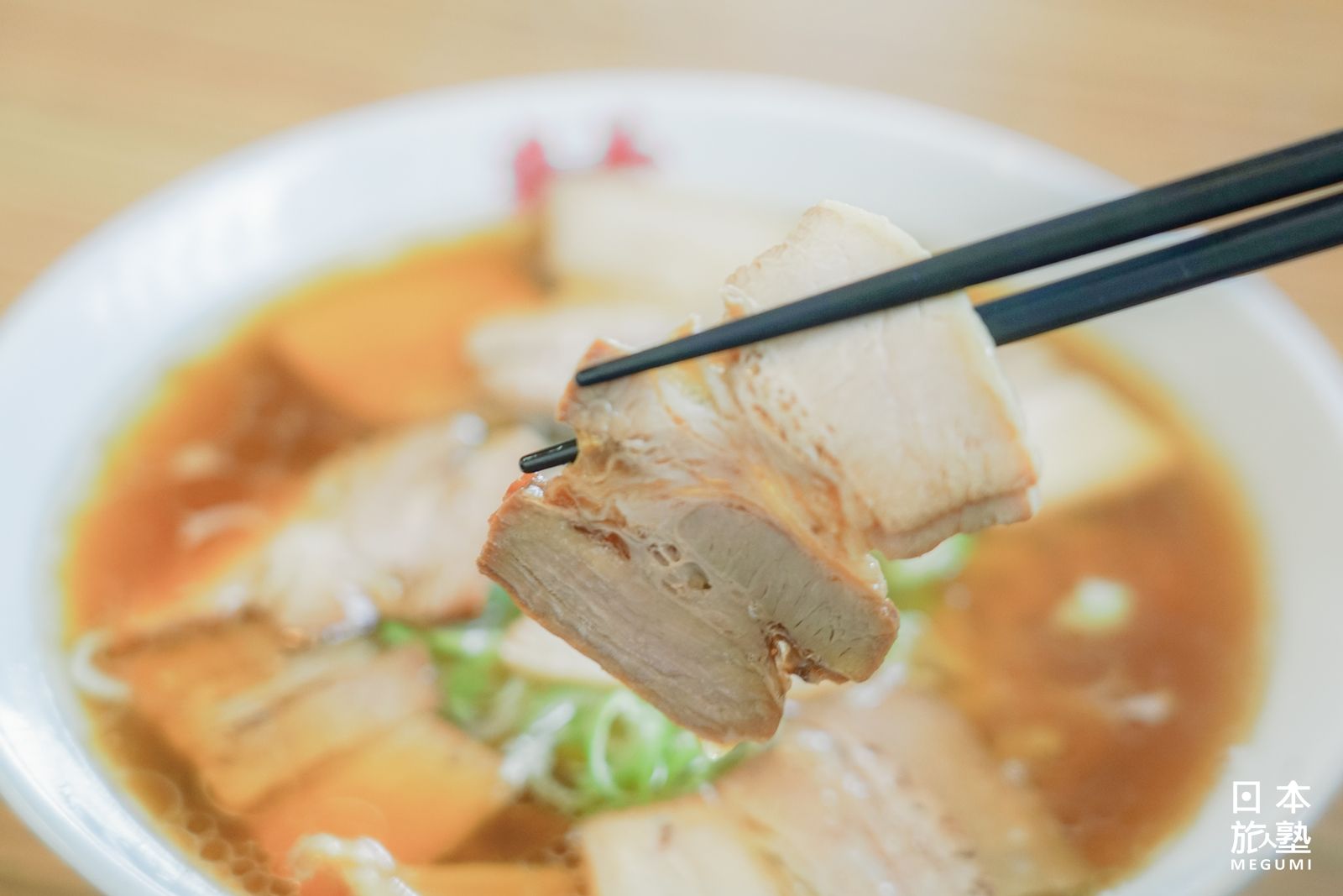 燉煮入味、口感柔軟的叉燒肉，令人忍不住一片接一片