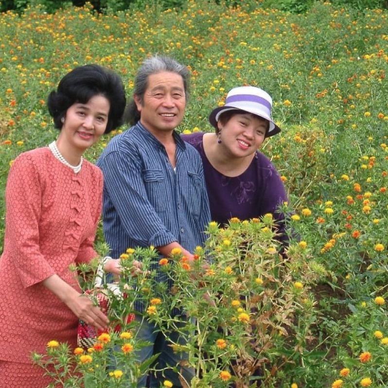 楊姐與溫泉旅館古窯的女將——佐藤洋詩惠，及山形紅花染布大師——鈴木孝男先生的合影。（圖片提供：溫泉女王 楊麗芳）
