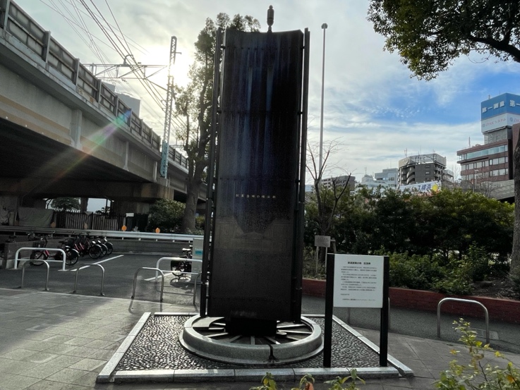 ▲JR櫻木町站北口的鐵道發祥紀念碑