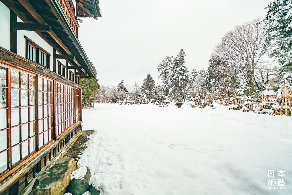 由伯爵邸建築可眺望庭院，冬日正是白雪皚皚