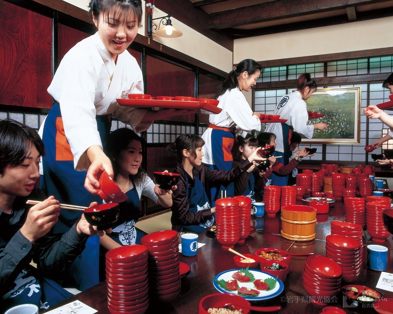 A group trying out the wanko soba challenge. (Image credit: 岩手県観光協会)
