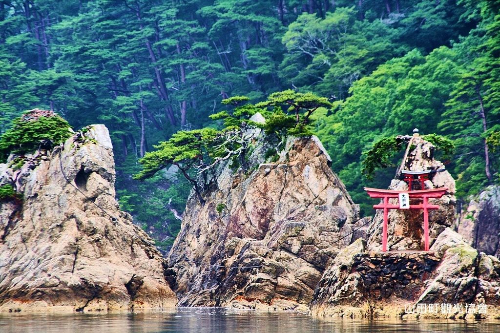 由海上眺望「山田八景」之一的明神崎、鳥居與赤松